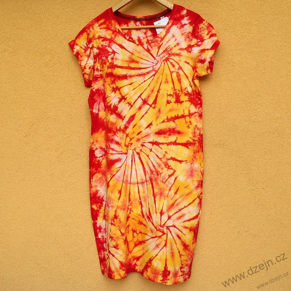 Bílo-žluto-červené dámské batikované šaty