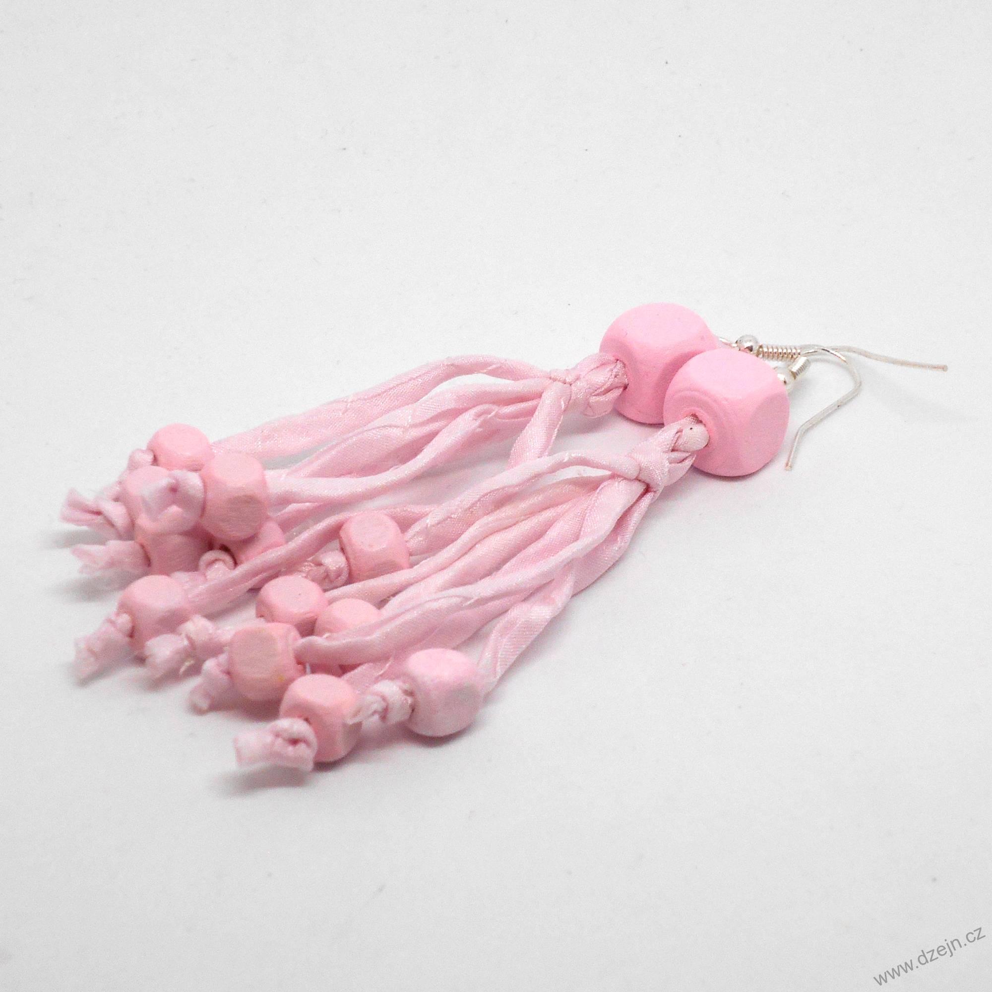 Světle růžové náušnice hedvábí-dřevo