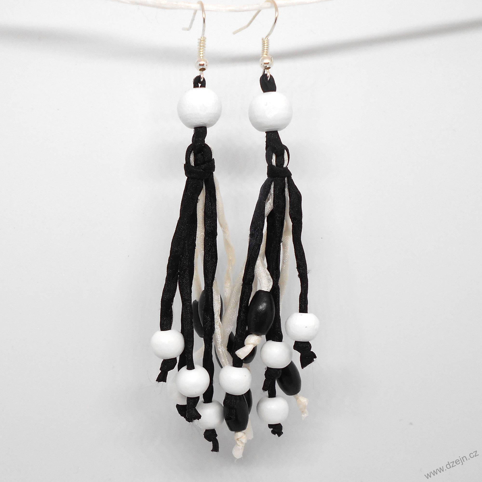 Bílo-černé náušnice hedvábí-dřevo