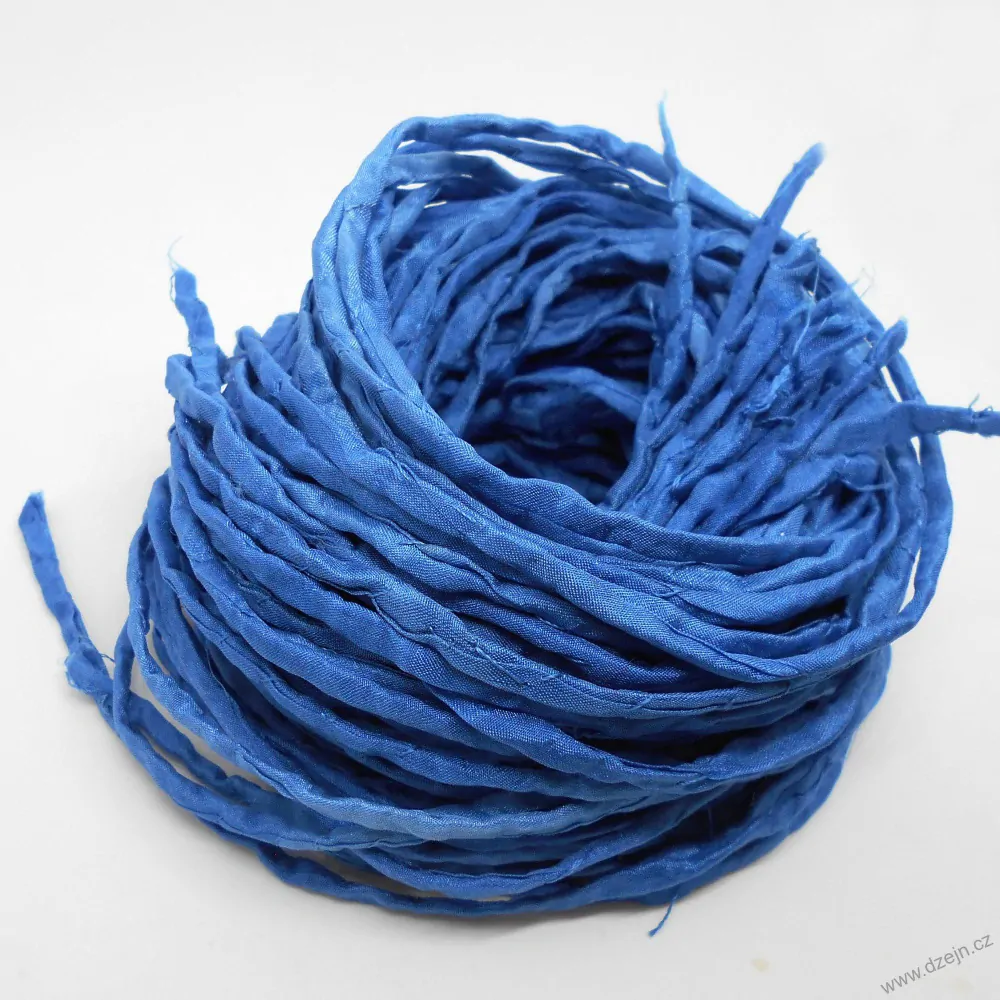 Hedvábná šňůrka safírově modrá, místy světlejší