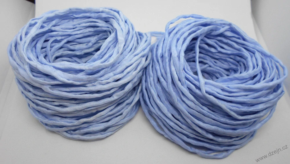 Hedvábná šňůrka svěle modrá