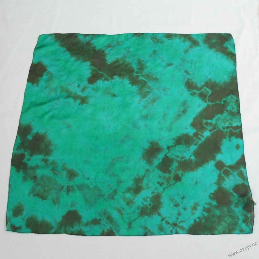 Batikovaný hedvábný šátek tmavě zeleno-hnědý
