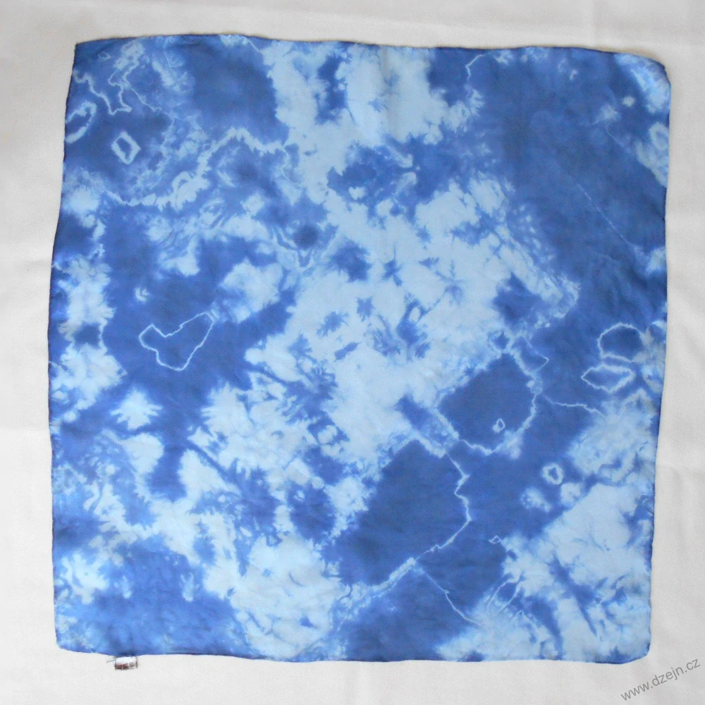 Batikovaný hedvábný modrý šátek