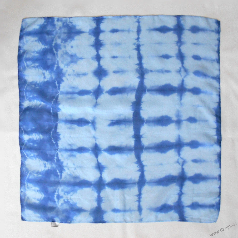 Batikovaný hedvábný modrý šátek