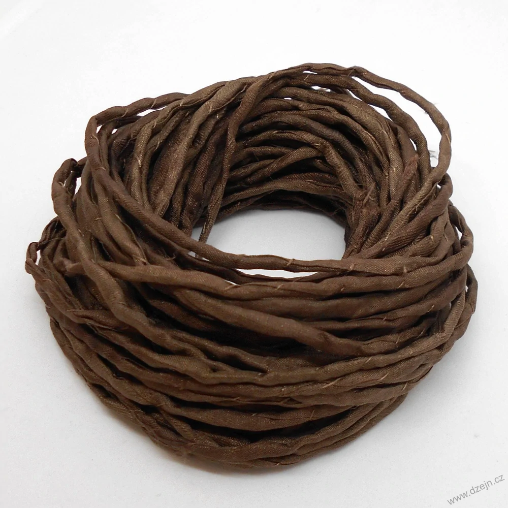 Hedvábná šňůrka tmavě hnědá, místy světlejší