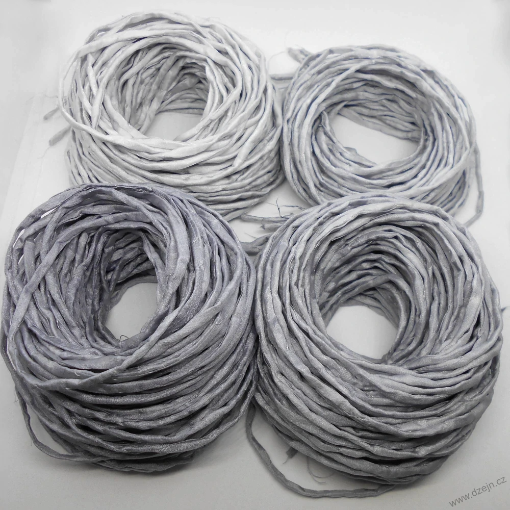 Hedvábná šňůrka světle šedá