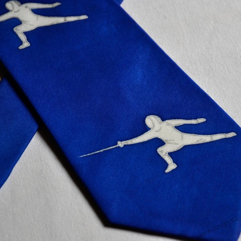 Modrá kravata s šermíři