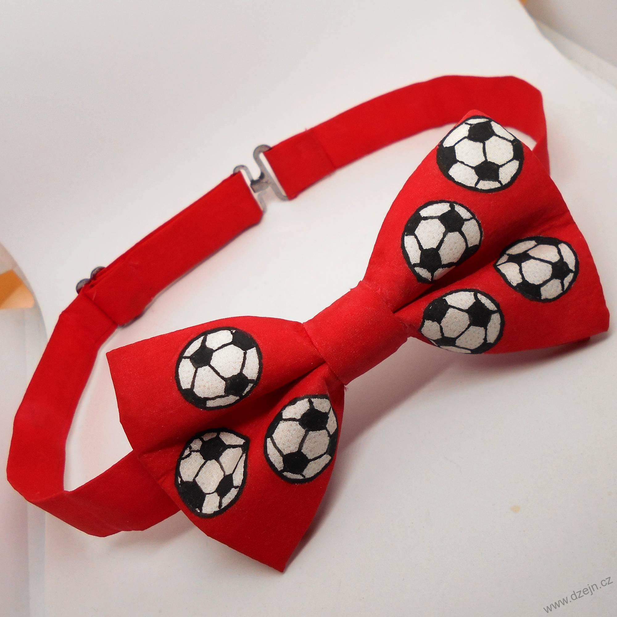 Červený hedvábný motýlek s fotbalovými míči