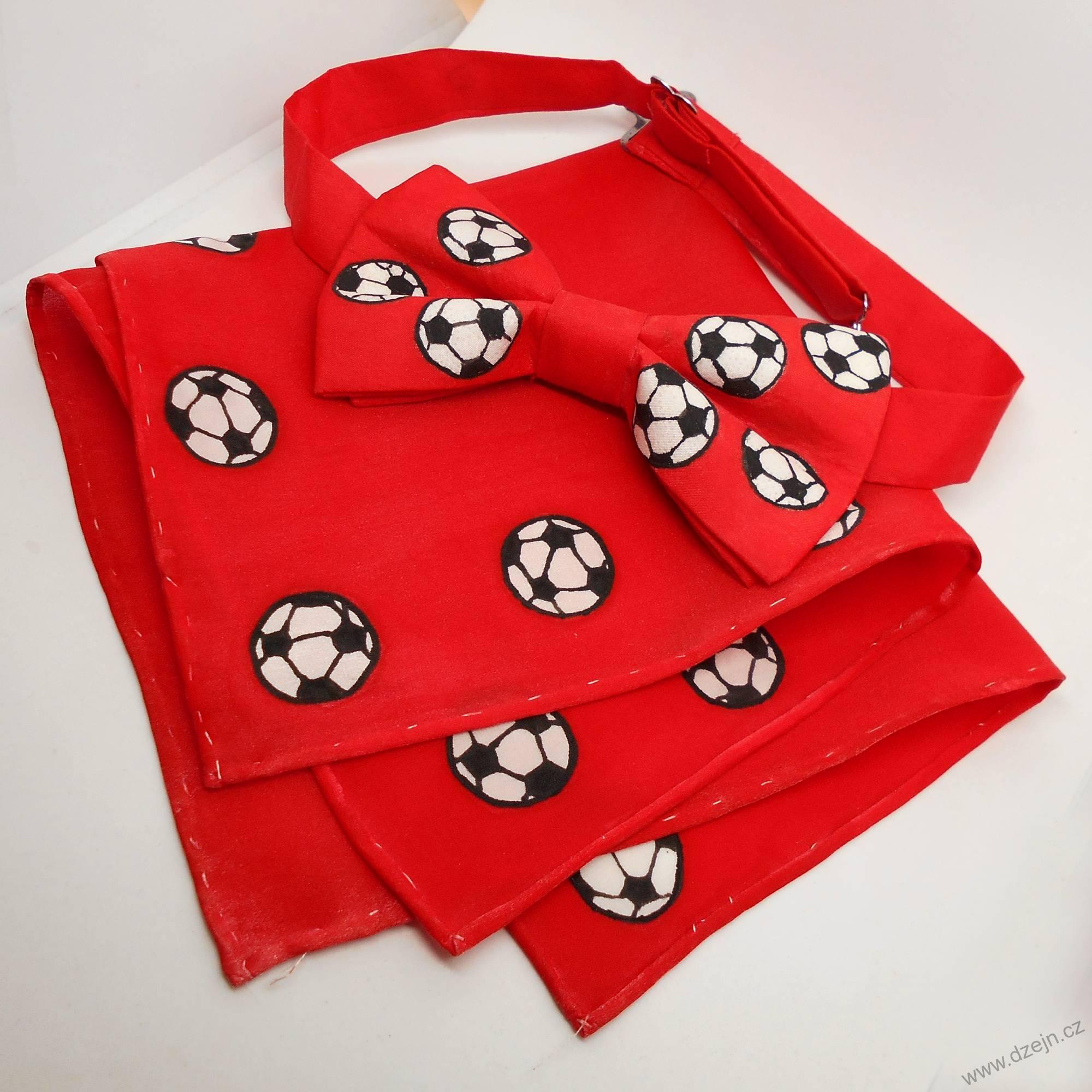 Červený hedvábný kapesníček s fotbalovými míči