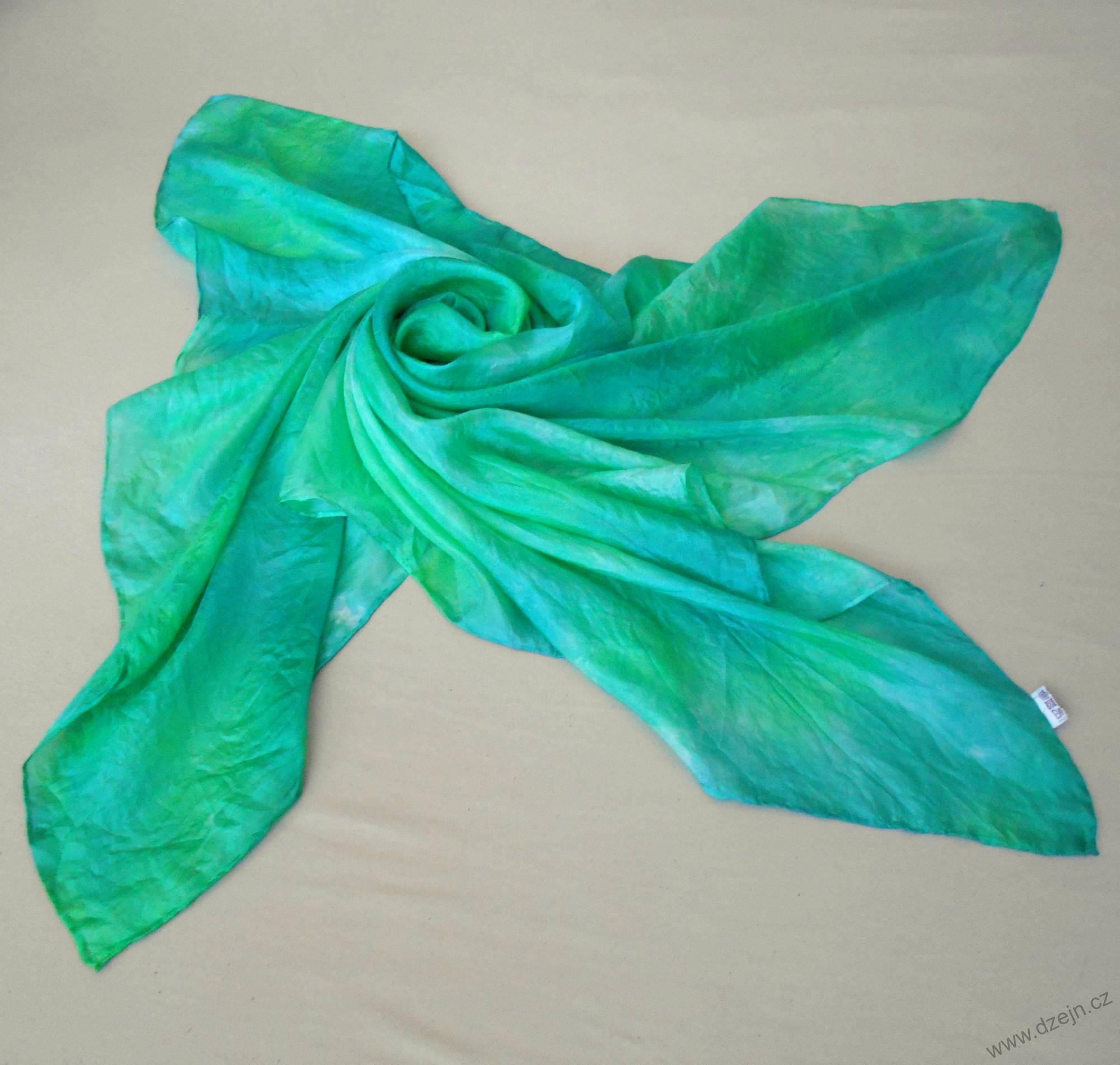 Batikovaný hedvábný šátek v odstínech zelené barvy 90x90 cm
