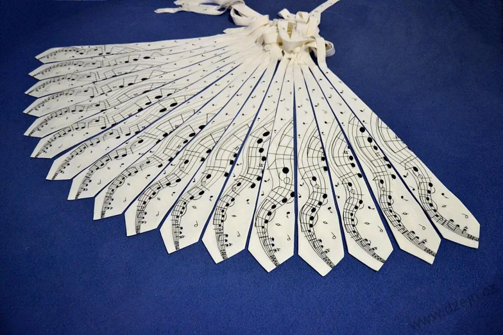 Bílá kravata s notovou osnovou a notami