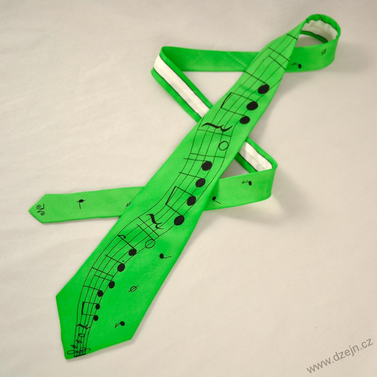 Zelená kravata s černou notovou osnovou a notami