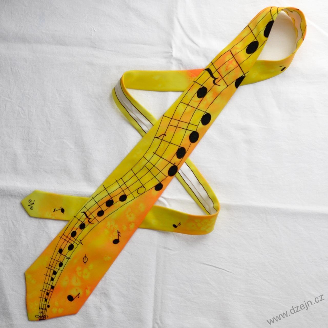 Žluto-oranžová kravata s černou notovou osnovou a notami