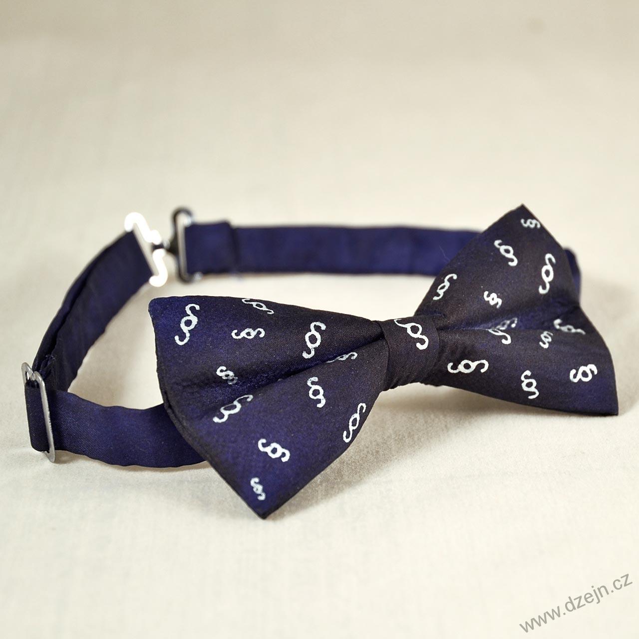 Tmavě modrý motýlek s paragrafy