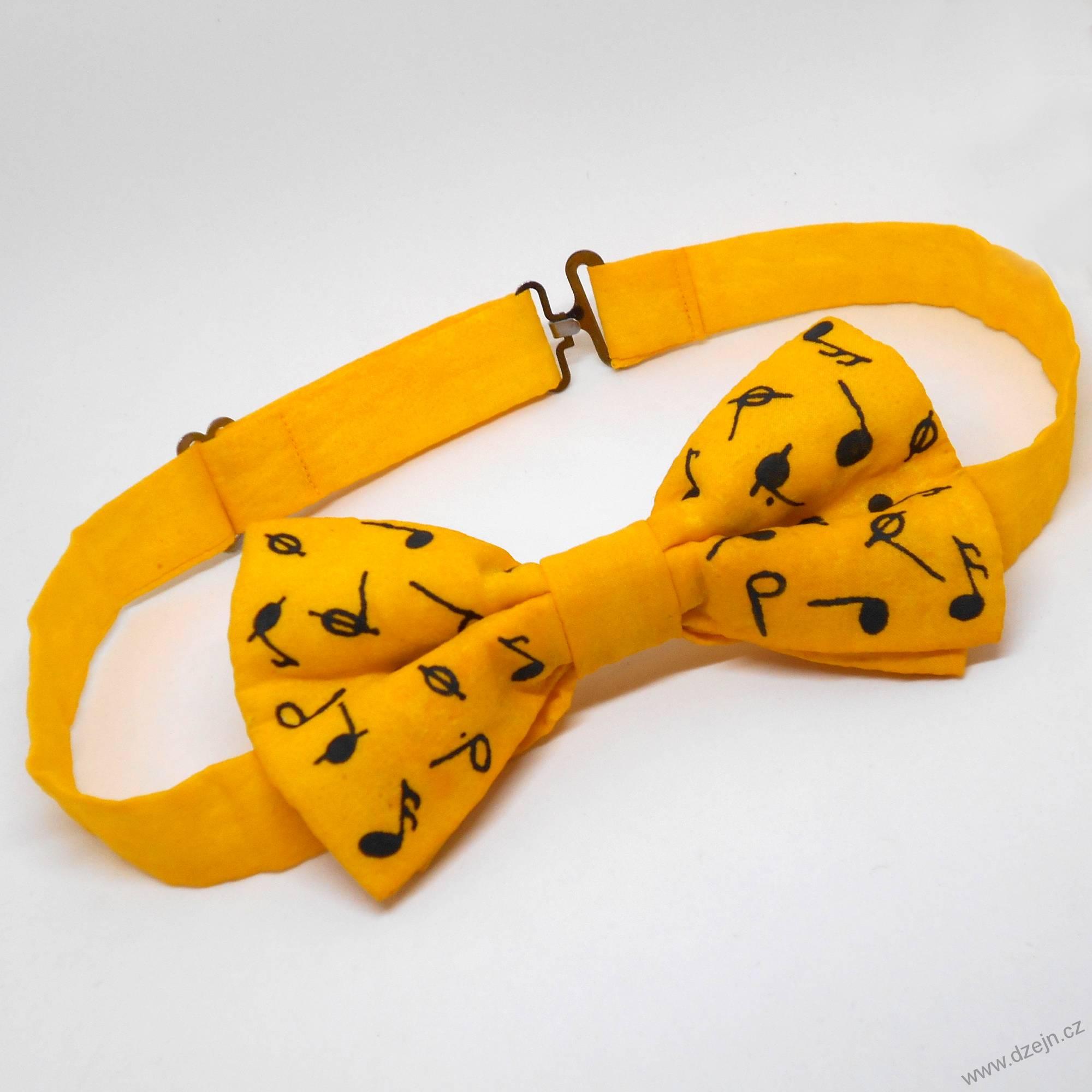 Žlutý hedvábný motýlek s notami