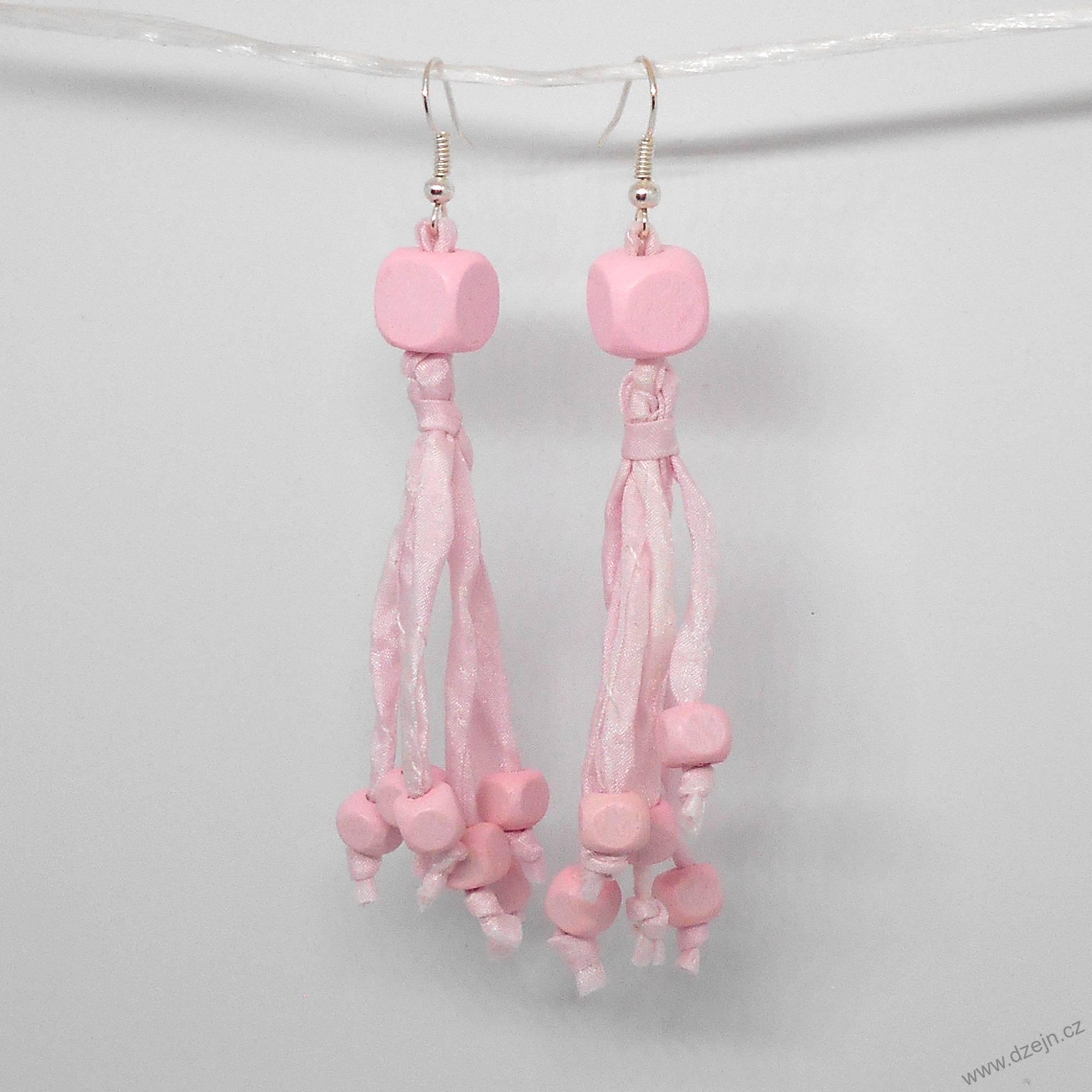 Světle růžové náušnice hedvábí-dřevo