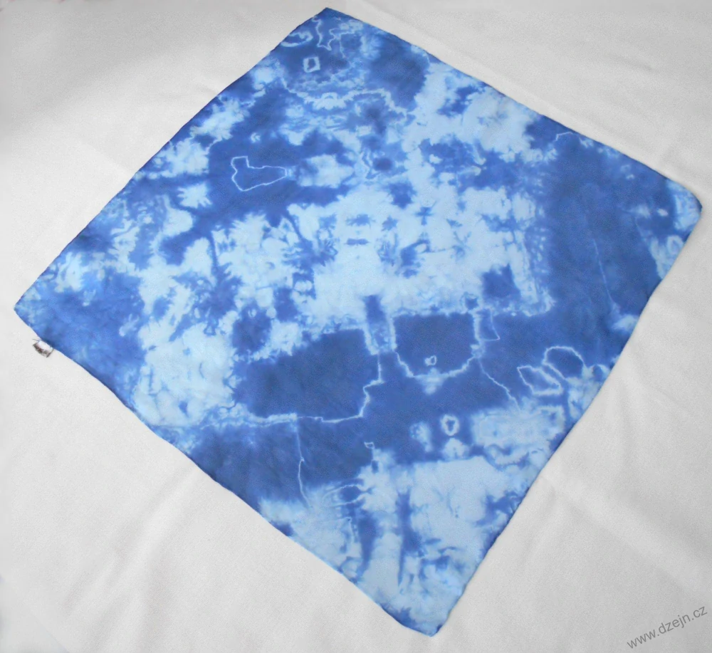 Batikovaný hedvábný modrý šátek