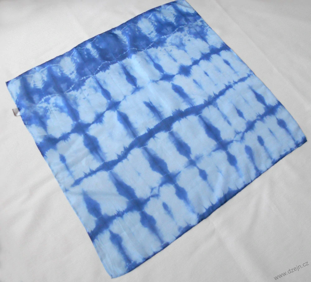 Batikovaný hedvábný modrý šátek