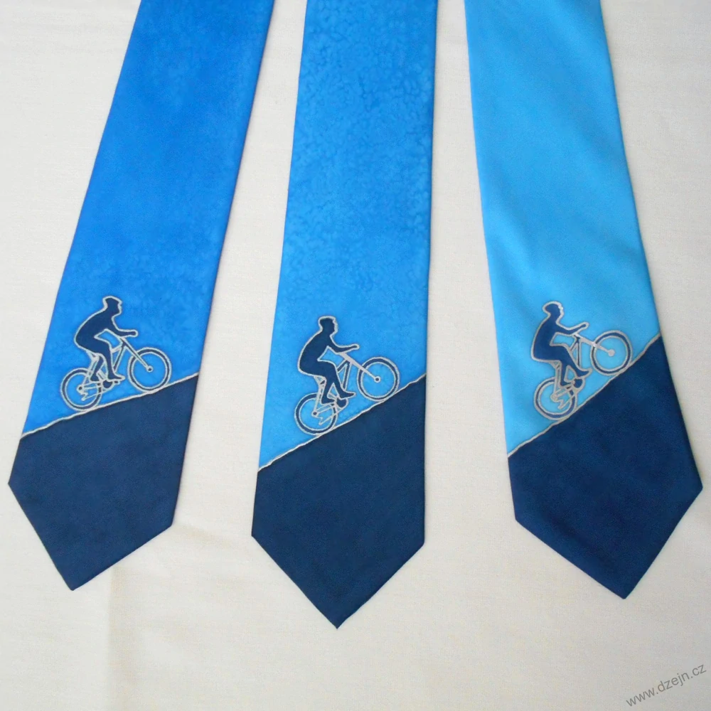 Hedvábná kravata s cyklistou do kopce - modrá