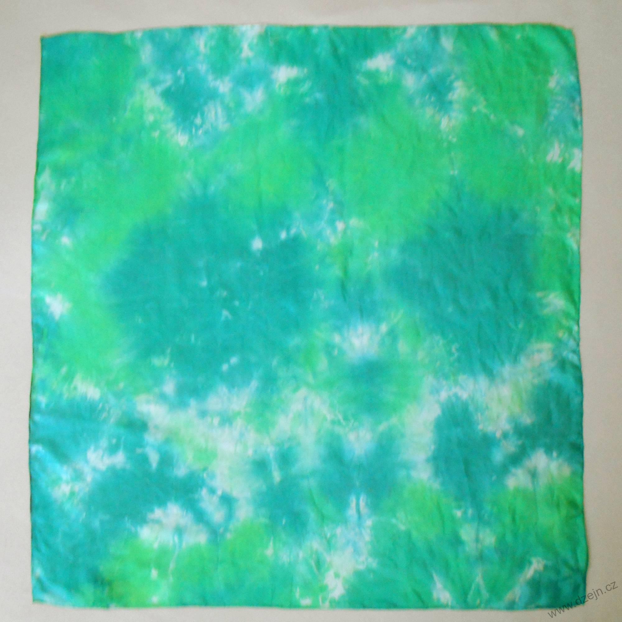Batikovaný hedvábný šátek v odstínech zelené barvy 74x74