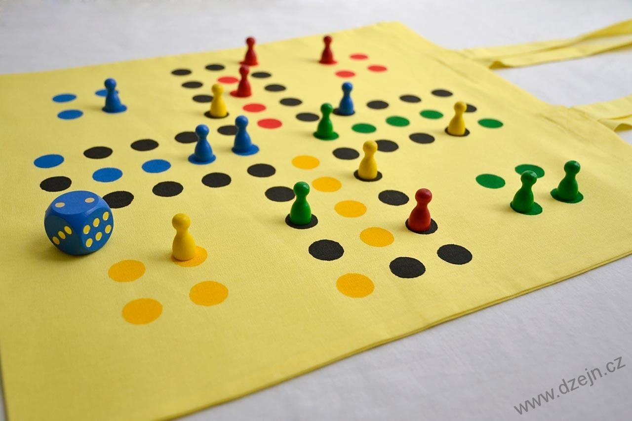 Figurky a kostka k "člověče, nezlob se"