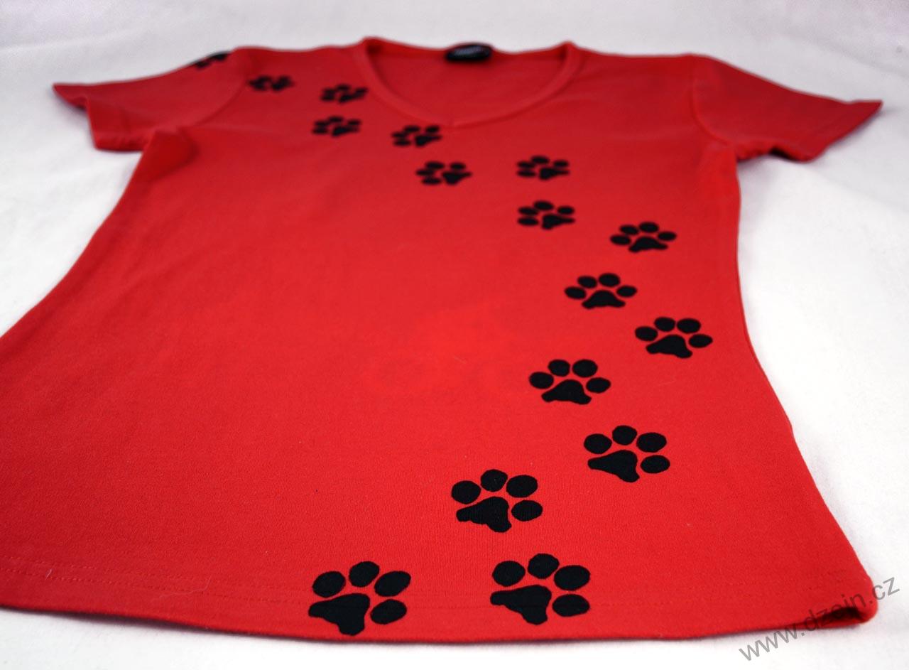 Červené dámské triko s kočičími stopami