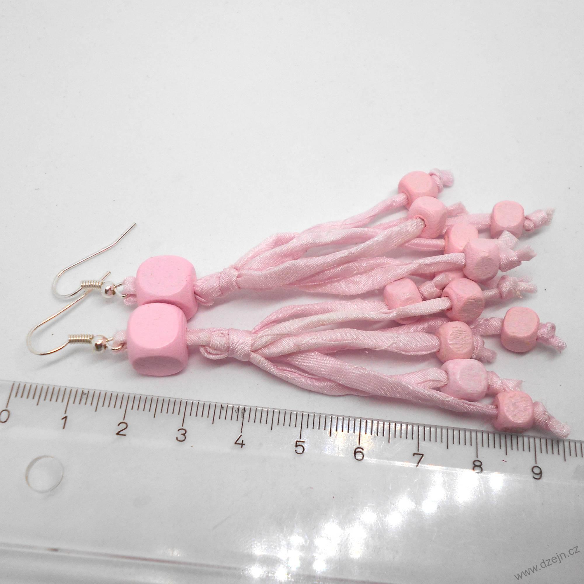 Světle růžové náušnice hedvábí-dřevo