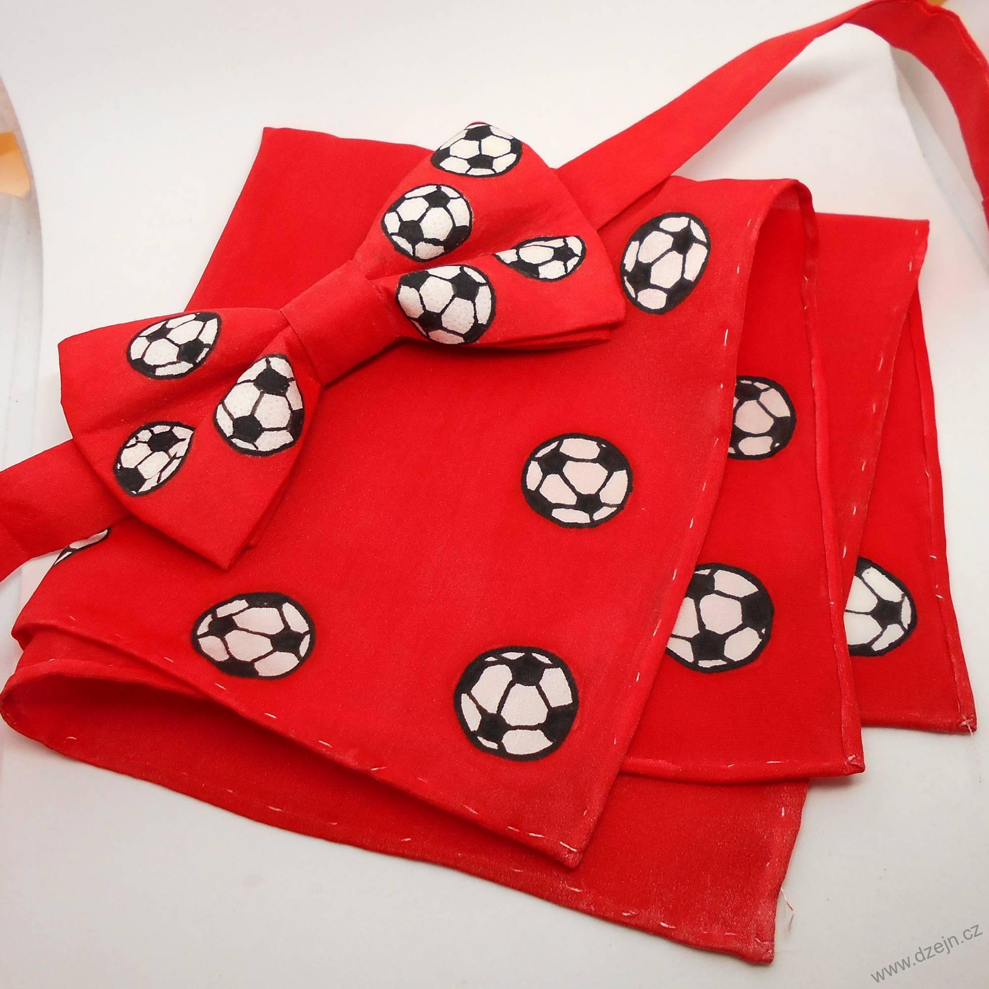 Červený hedvábný motýlek s fotbalovými míči