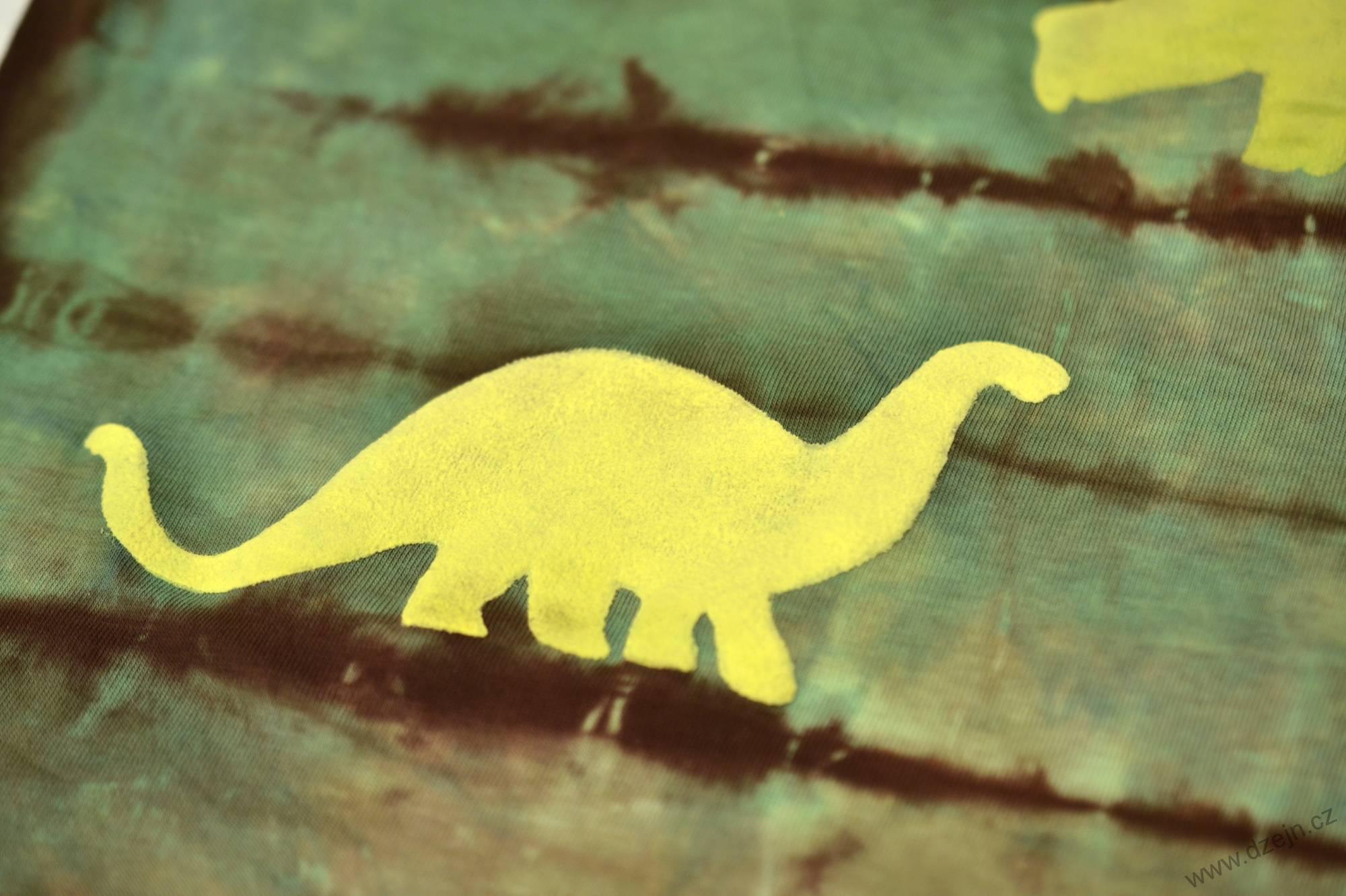 Zeleno-hnědé dětské tričko s dinosaury (5-6 let)