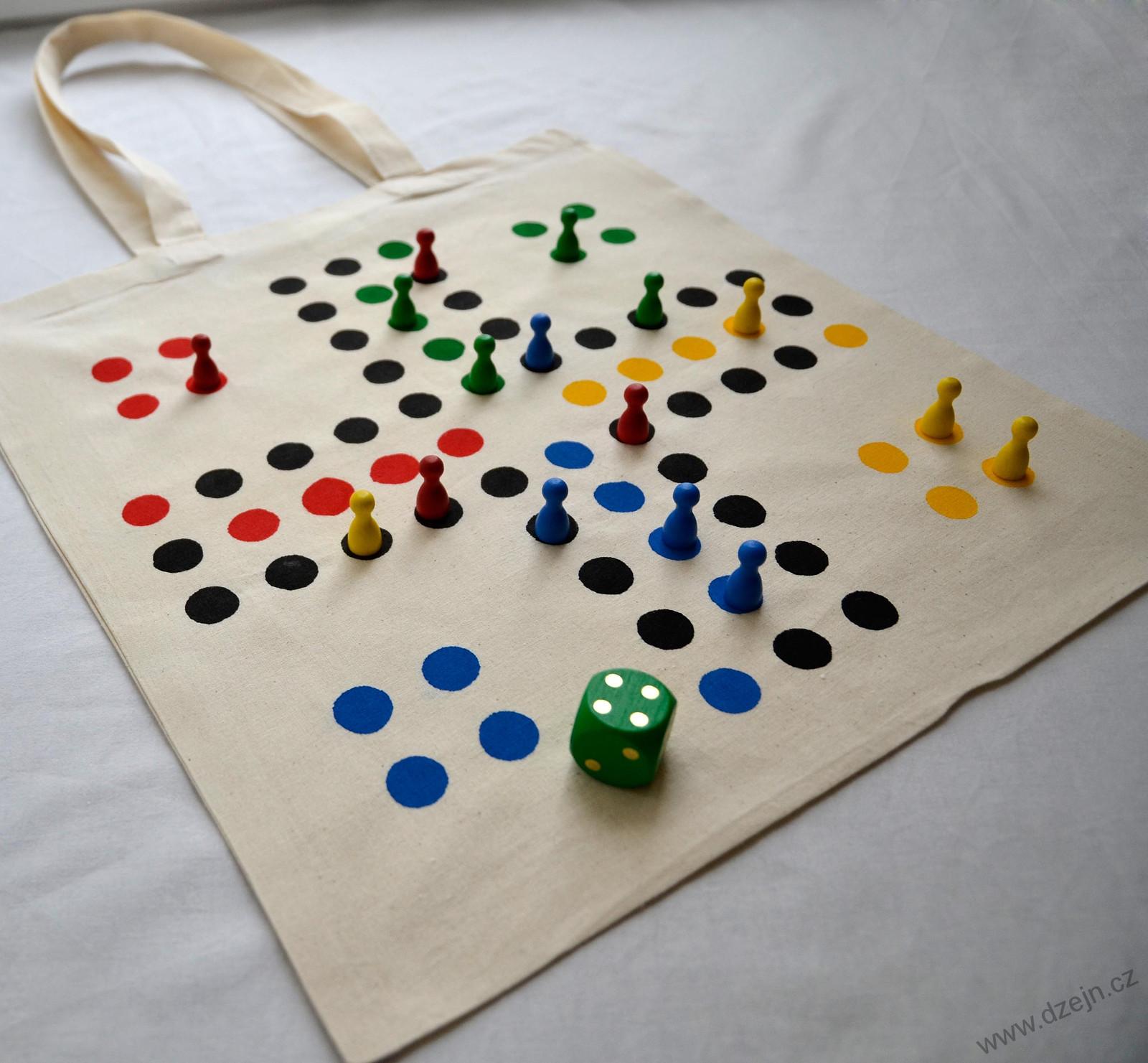 Figurky a kostka k "člověče, nezlob se"