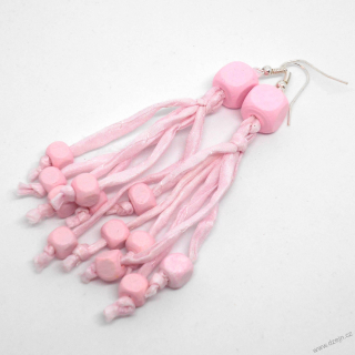 Světle růžové náušnice hedvábí-dřevo