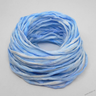 Hedvábná šňůrka světle modrá strakatá