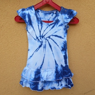 Dívčí bílo-tmavě modré batikované šaty 1 rok