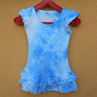 Dívčí bílo-světle modré batikované šaty 1 rok