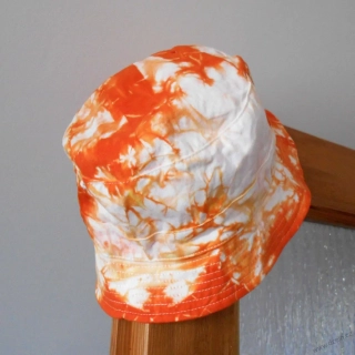 Batikovaný klobouček - bílo-oranžový