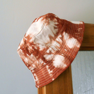 Batikovaný klobouček - bílo-hnědý