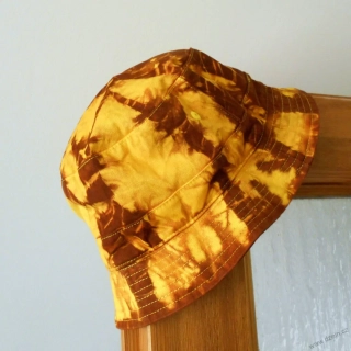 Batikovaný klobouček - žluto-hnědý