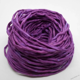 Hedvábná šňůrka vínová, místy trochu do fialové