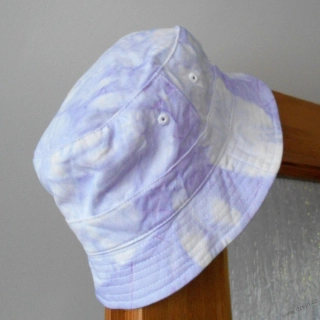 Batikovaný klobouček - bílo-světle modrofialový