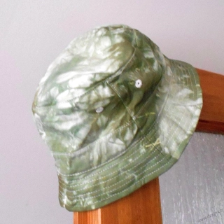 Batikovaný klobouček - bílo-olivový