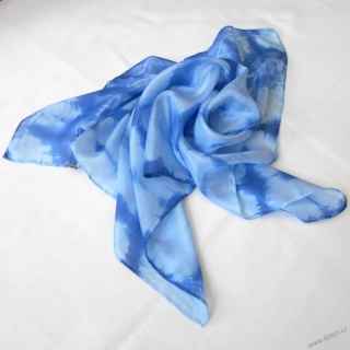 Batikovaný hedvábný modrý šátek