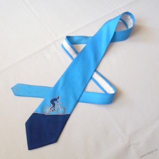 Hedvábná kravata s cyklistou do kopce - modrá