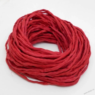 Hedvábná šňůrka červená, trochu tlumená, místy světlejší