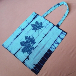 Mentolovo-modrá taška s listy