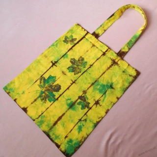 Žluto-zeleno-hnědá taška s listy