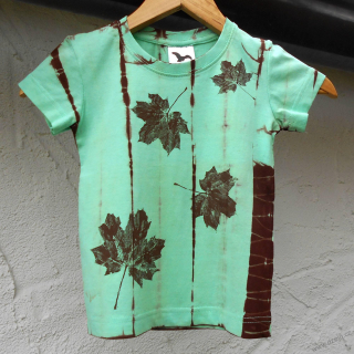 Dětské mentolovo-hnědé triko s listy (4 roky)