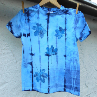 Bílo-modré dětské triko s listy (10 let)