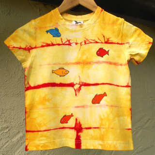 Bílo-žluto-červené dětské tričko s rybičkami (6 let)