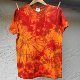 Oranžovo-červeno-hnědé batikované triko M